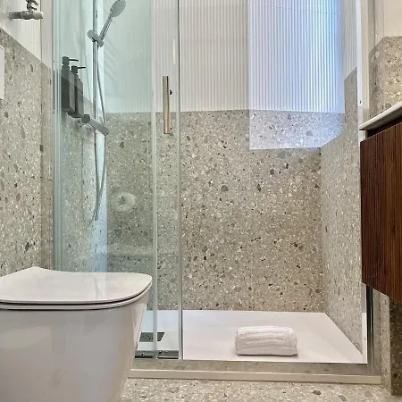 Daire Designer Apartment, Entire Home, 2 Bathrooms, For Families, Groups