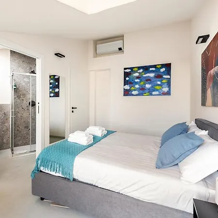 Luxury Elegant Penthouse 2 Bedrooms, 2 Bathrooms