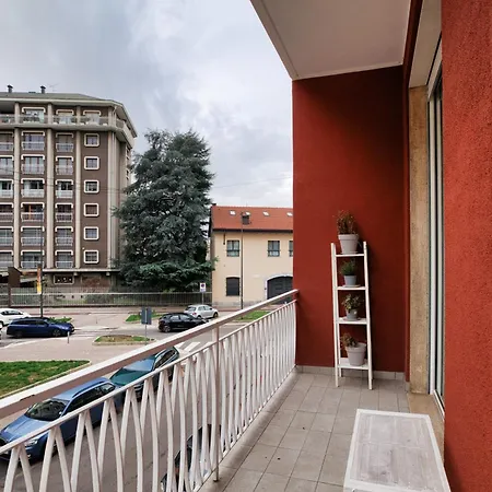 Just Urban - Exclusive 1br Center With Balcony