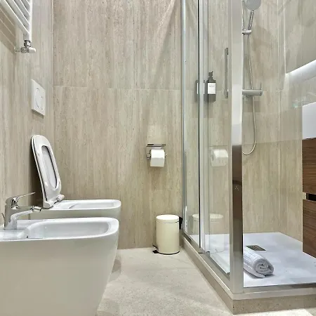 Designer Apartment, Entire Home, 2 Bathrooms, For Families, Groups Daire