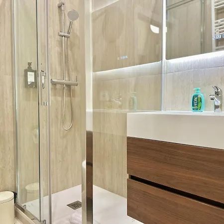 Daire Designer Apartment, Entire Home, 2 Bathrooms, For Families, Groups