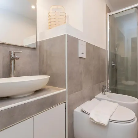 M1 M2 A Short Walk From The Subway شقة