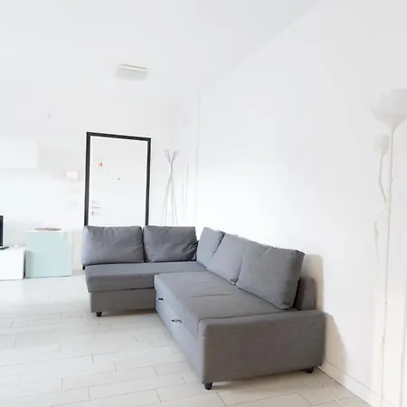 Apartment 3br With Large Terrace - 800m From San Leonardo M1