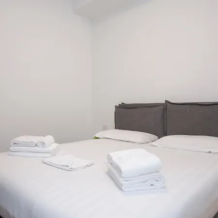 I-host - Bright 1br With Balcony In