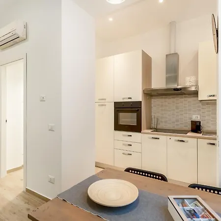 Entire With Patio In The Isola Area Appartement *