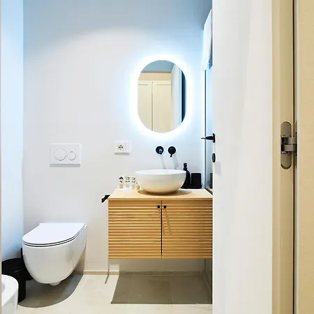 Design With Private Street Entrance ميلان