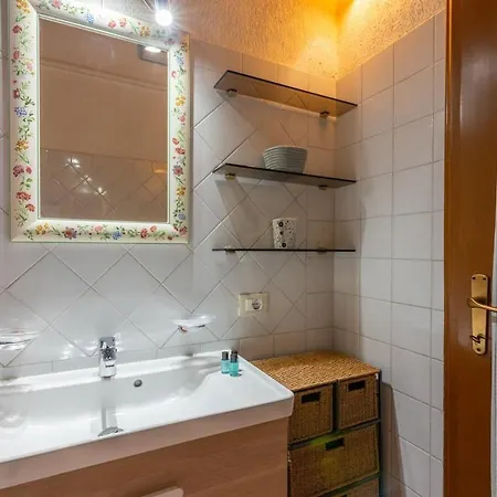Characteristic 2 Double Bedroom * Milaan