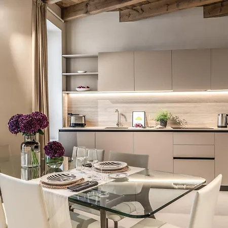 Seety Porta Romana Statue Appartement Milaan