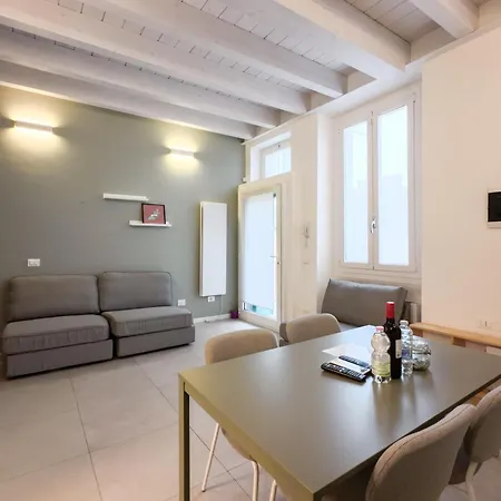 Navigli - Via Vigevano 45 *