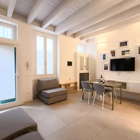 Navigli - Via Vigevano 45 *