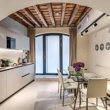 Seety Porta Romana Statue