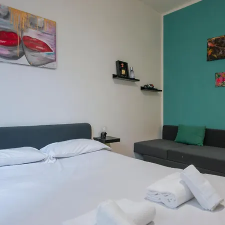 I Host - Sacconi 6 Milan