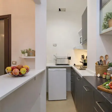 Family Apartment, Duomo 12 Min Walk, 5 Guests, Near Covered Parking *