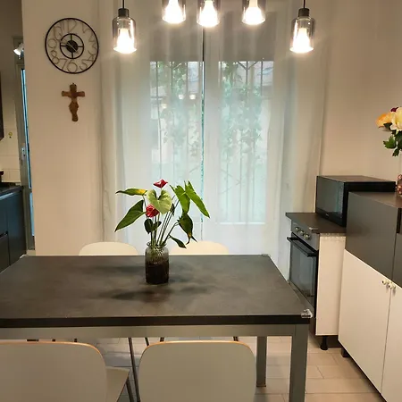 Isola Metro 20m Modern Balcony Arthome Apartment