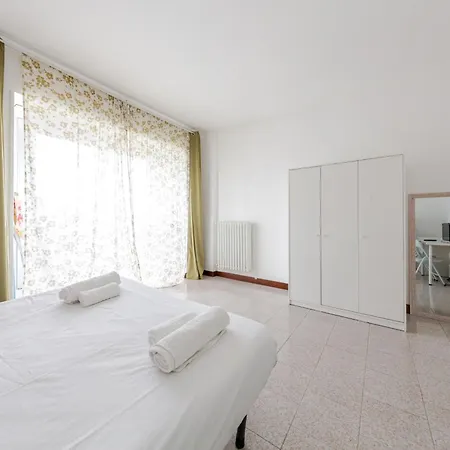 Apartment Guesthost - Bonola M1 Bright & Functional Flat Mailand