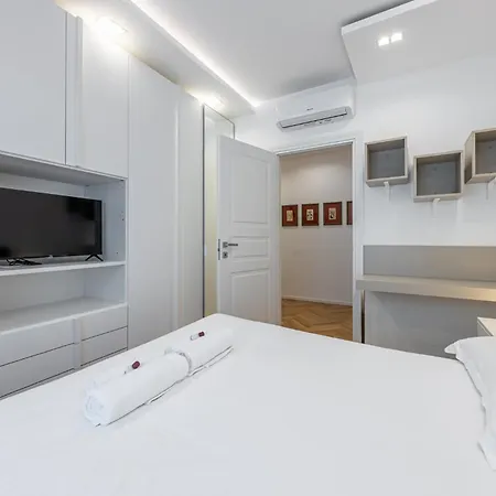 Doria 10 Next To Train Station Apartment *