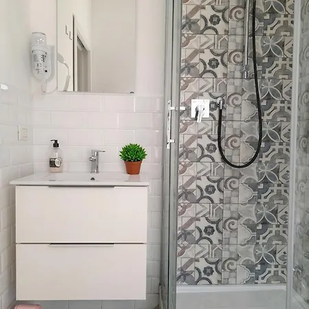 -l' Oasi Del Turista, 4- Station Penzion Milán