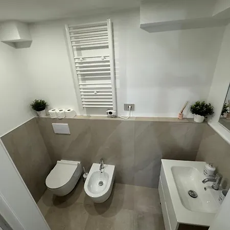 Dea Dreams - Lofty Marghera Holiday home *