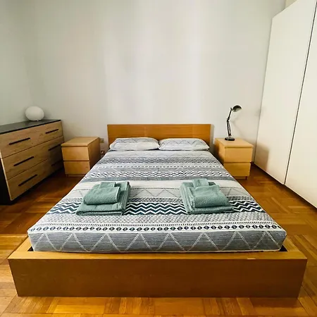 Downtown Chic - Quiet Retreat With Free Wifi & Air Conditioning Милан