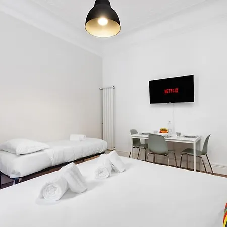 Elegance & Comfort I Balcony I Metro 200m 公寓