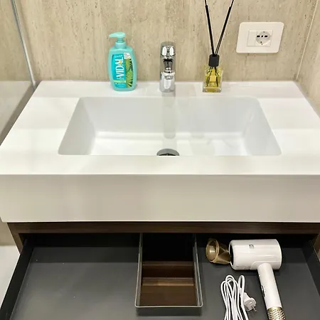 Designer Apartment, Entire Home, 2 Bathrooms, For Families, Groups מילאנו