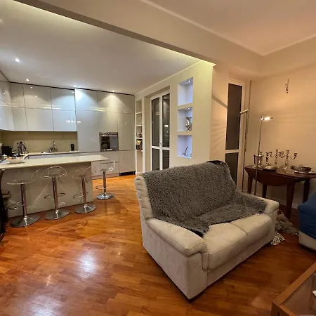 Three Bedrooms, Sunny, Quite In Isola Neighborhood Milan