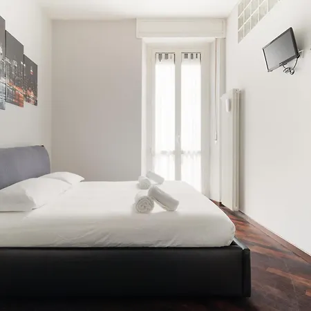 Guesthost - Cozy Balcony Meda Milan