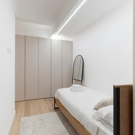 Apartment Guesthost - Luxury De Angeli, Mailand