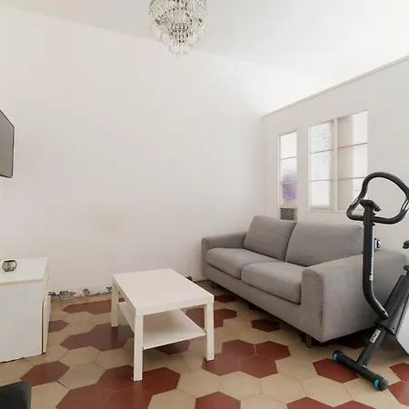 Guesthost - Cozy Near Mm1