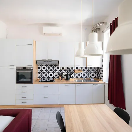 Design & Comfort Near Station Apartament *