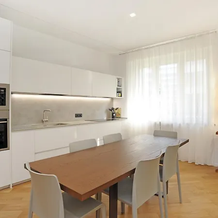 Spacious And Cozy Flat With Two Bathroom Apartment *