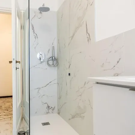 Centrale-duomo 10min - Spacious App - Sleeps 4 דירה