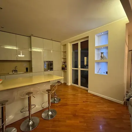 Apartment Three Bedrooms, Sunny, Quite In Isola Neighborhood Milan