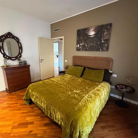 Apartment Three Bedrooms, Sunny, Quite In Isola Neighborhood