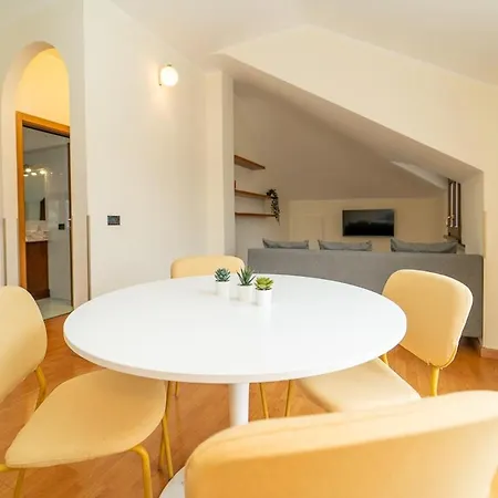 Daire Cozy Attic With Terrace And Ac And Wifi *