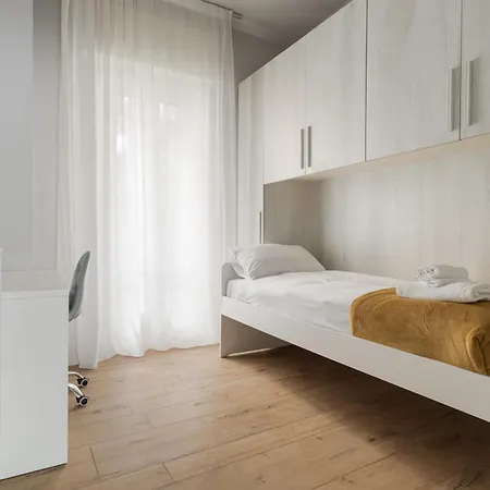 Guesthost - Stylish Forlanini M4 アパート *