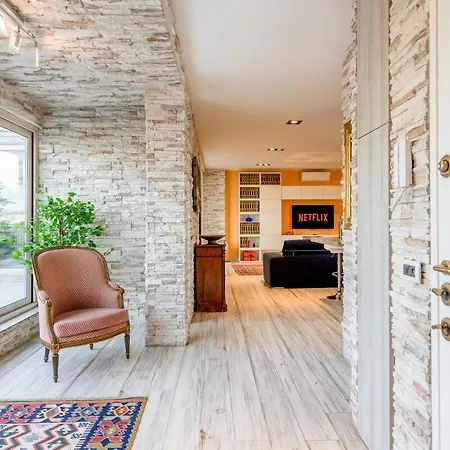 Skyline Penthouse - Terrazzo Panoramico & Metro 5min شقة *