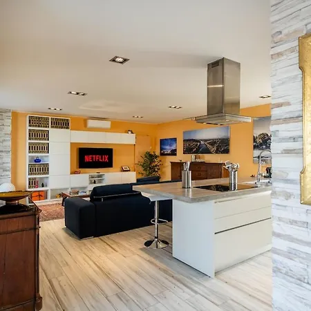 Skyline Penthouse - Terrazzo Panoramico & Metro 5min شقة