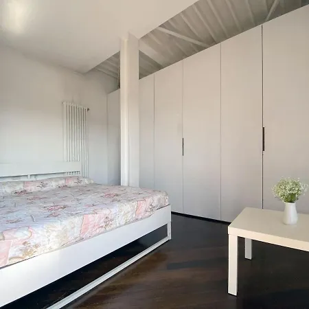 Bright With Balcony Near The Station Апартаменты *