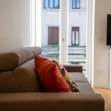 Bright Design - Isola District - Metro M3 Milán