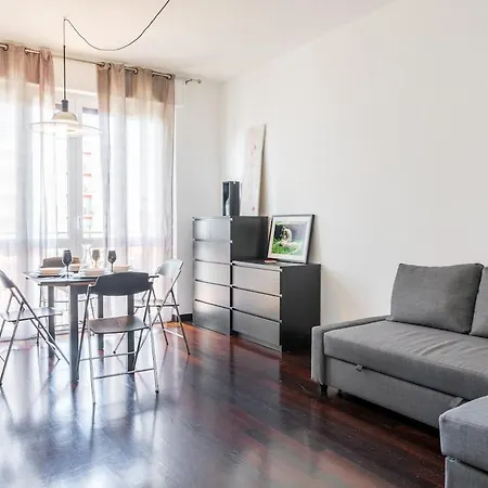 Designer Between Brera And Arco Apartment