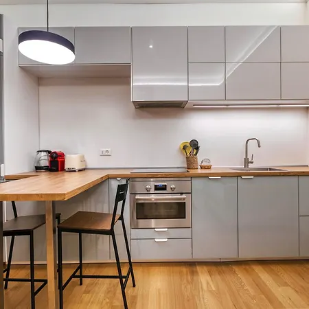 Hostmate - - Farini's Charm - Isola 아파트