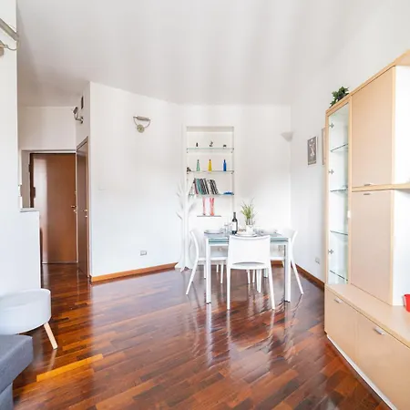 Appartement Duomo-bocconi-navigli Area, Elegant & Peaceful Retreat Milaan
