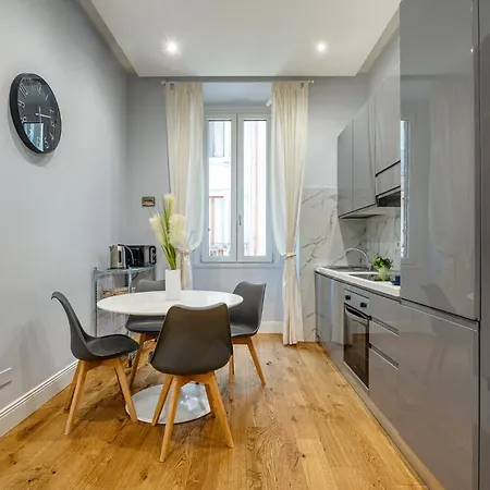 Plinio 33 Apartament