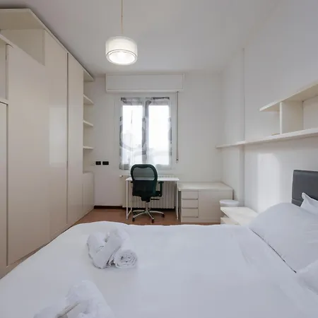 Homelovers Bright And White House Navigli District *