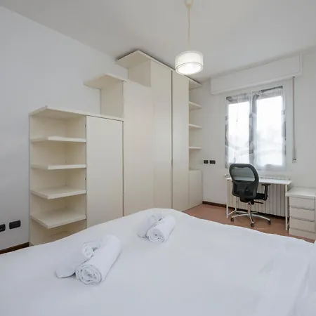 Homelovers Bright And White House Navigli District شقة