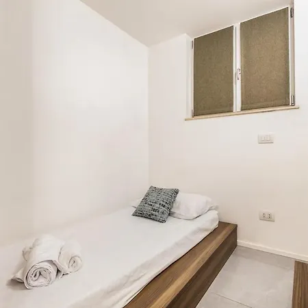 公寓 Modern Design 5 Minutes San Raffaele 米兰