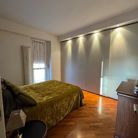 Apartment Three Bedrooms, Sunny, Quite In Isola Neighborhood Milan
