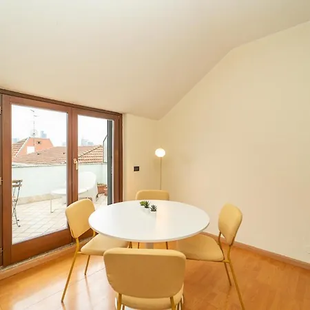 Daire Cozy Attic With Terrace And Ac And Wifi