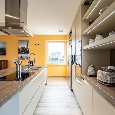 Skyline Penthouse - Terrazzo Panoramico & Metro 5min شقة